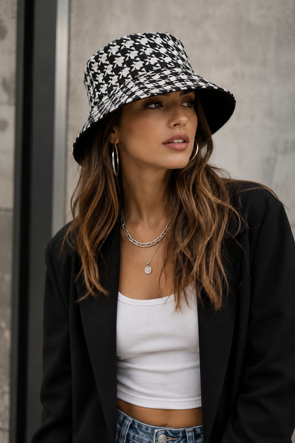 Modelo luciendo el Bucket Hat reversible A Pata de Gallo Clásica en un look urbano, elegante y contemporáneo.