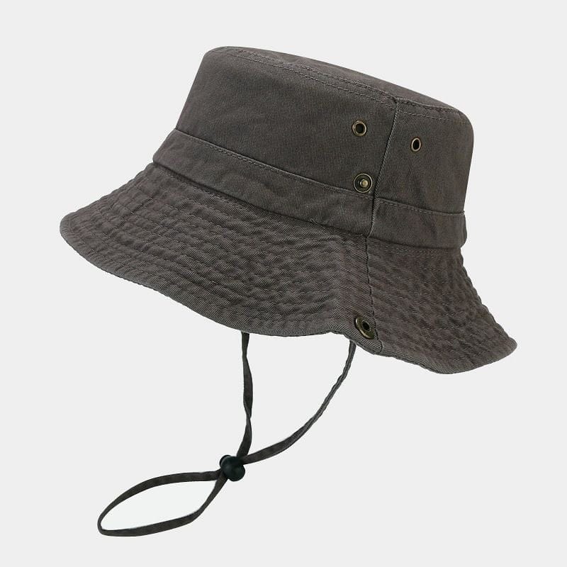 Sombrero Bucket Travesía color gris con cordón ajustable y ojales de ventilación para actividades al aire libre.