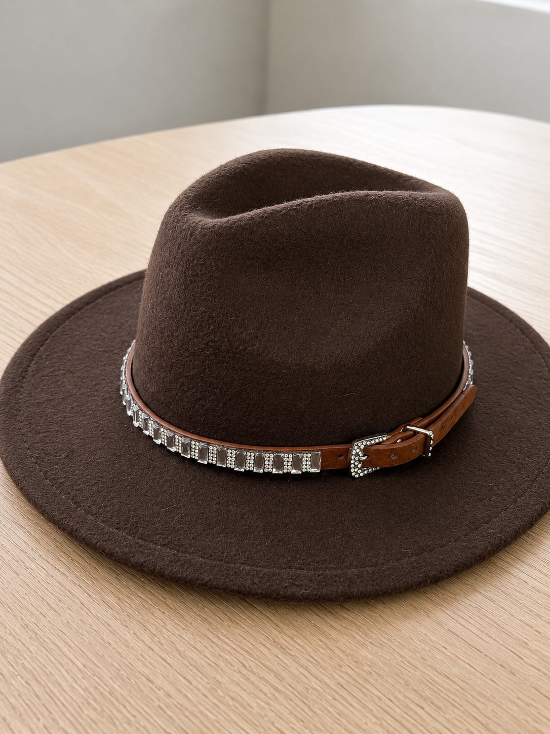 cinta para sombrero Destello Nómada colocada sobre sombrero fedora color café