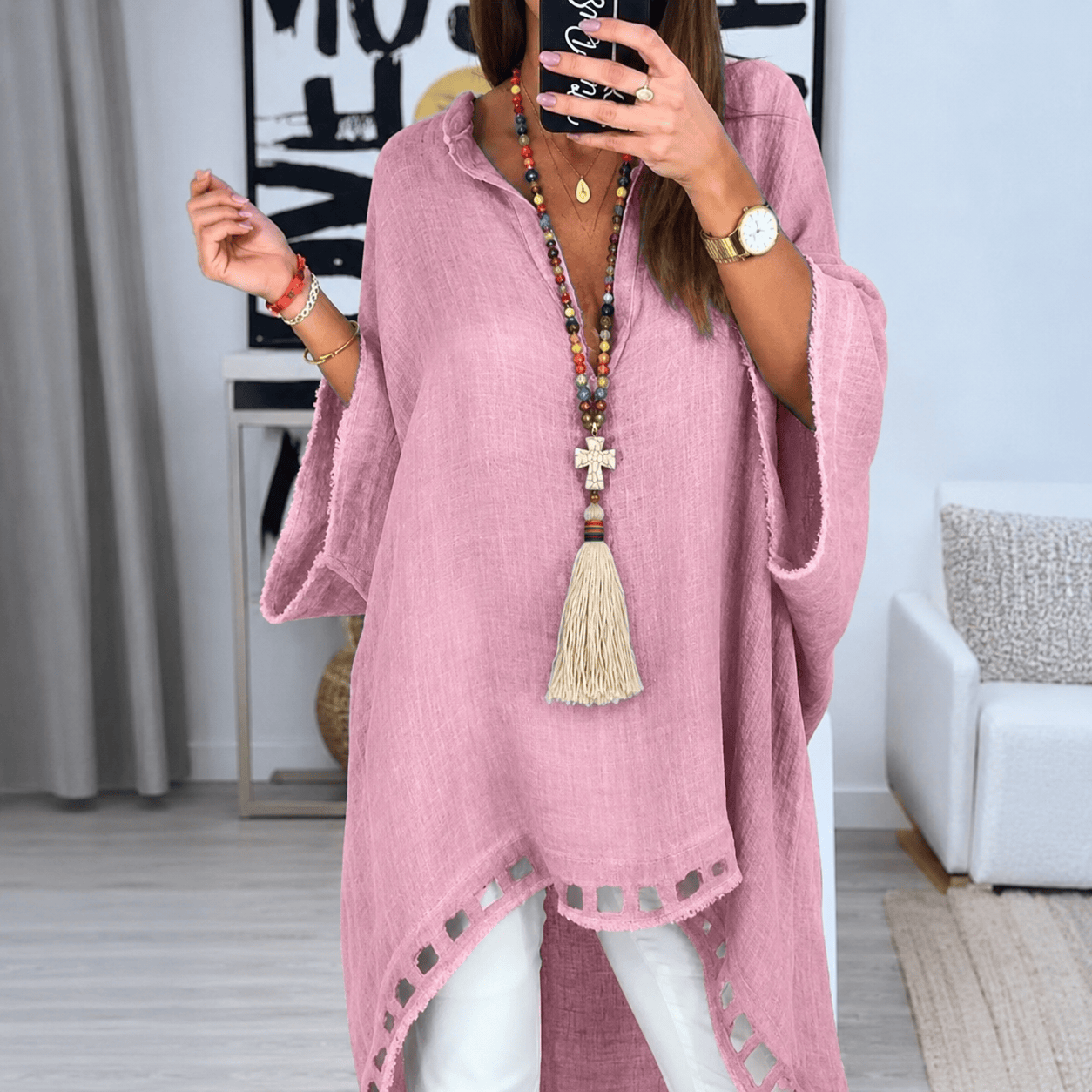 mujer usando collar largo bohemio chic con tassel y cristales multicolor