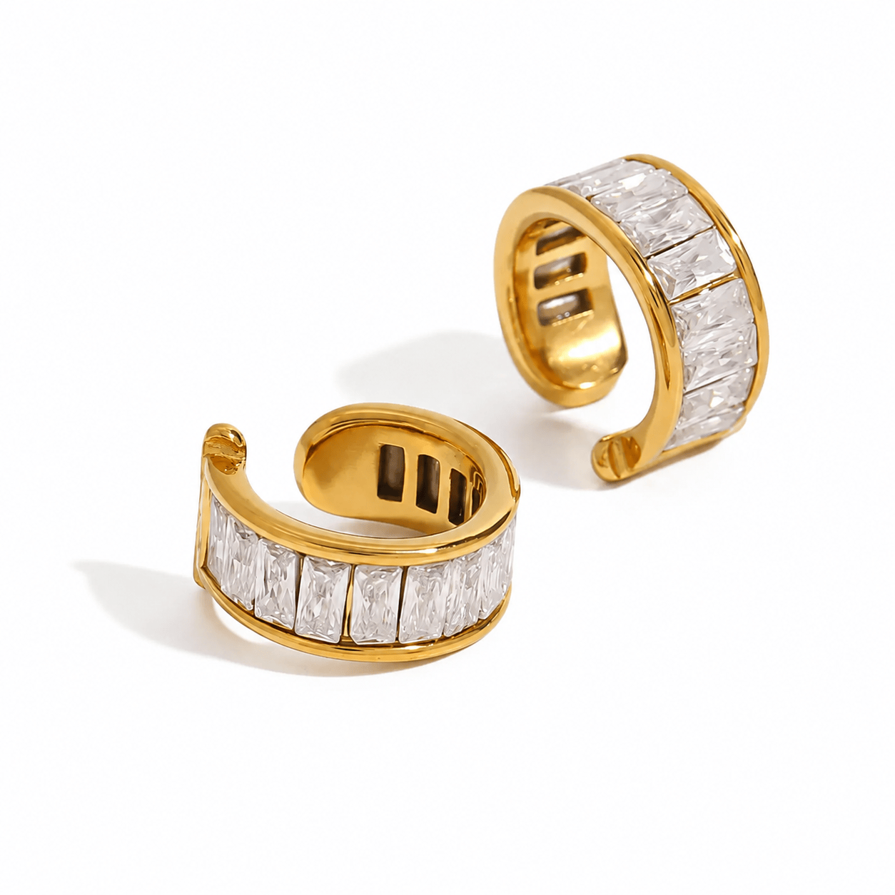 Ear cuff dorado Destello Lux con cristales baguette sobre fondo blanco