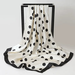 Pañoleta satinada Dot Muse de 90 × 90 cm con base blanca y lunares negros.