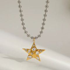 Collar bicolor Estrella Nova colgando con cadena plateada de cuentas y estrella dorada con piedras brillantes