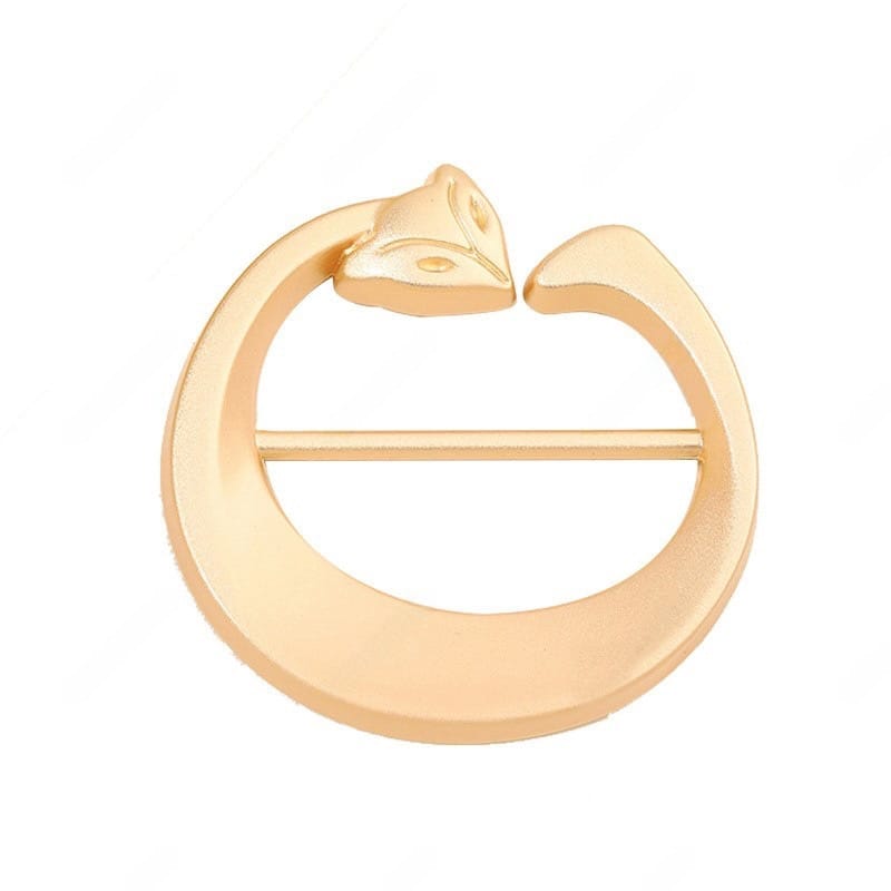 Anillo para pañoletas Foxy dorado con diseño de zorro sobre fondo blanco.