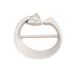 Anillo para pañoletas Foxy plateado con diseño de zorro sobre fondo blanco.