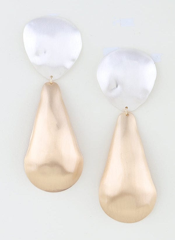 aretes escultóricos multimetal en tonos plata y champagne matte