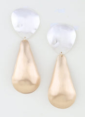 aretes escultóricos multimetal en tonos plata y champagne matte