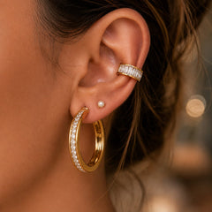 Inspiración de ear stack dorado con Destello Lux, argolla con brillo y perla delicada