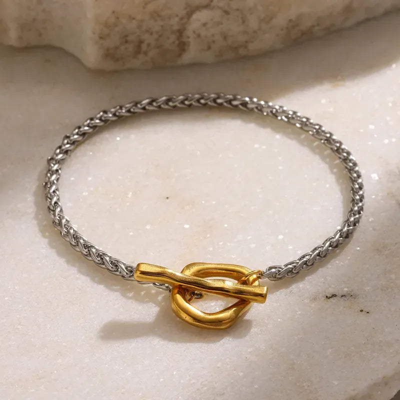 Pulsera Interlace bicolor de acero inoxidable con cierre tipo T-Bar para mujer.