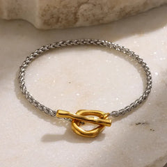 Detalle de la pulsera del Set Interlace en acero inoxidable con diseño bicolor y cierre tipo T-Bar.