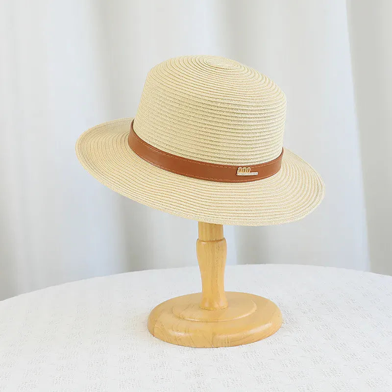 Sombrero boater Lucía color crema de ala ancha y copa plana con banda camel