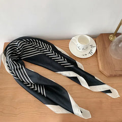 Pañoleta satinada de rayas en negro y marfil de 70 × 70 cm ideal para cabello, cuello, sombreros y bolsos.