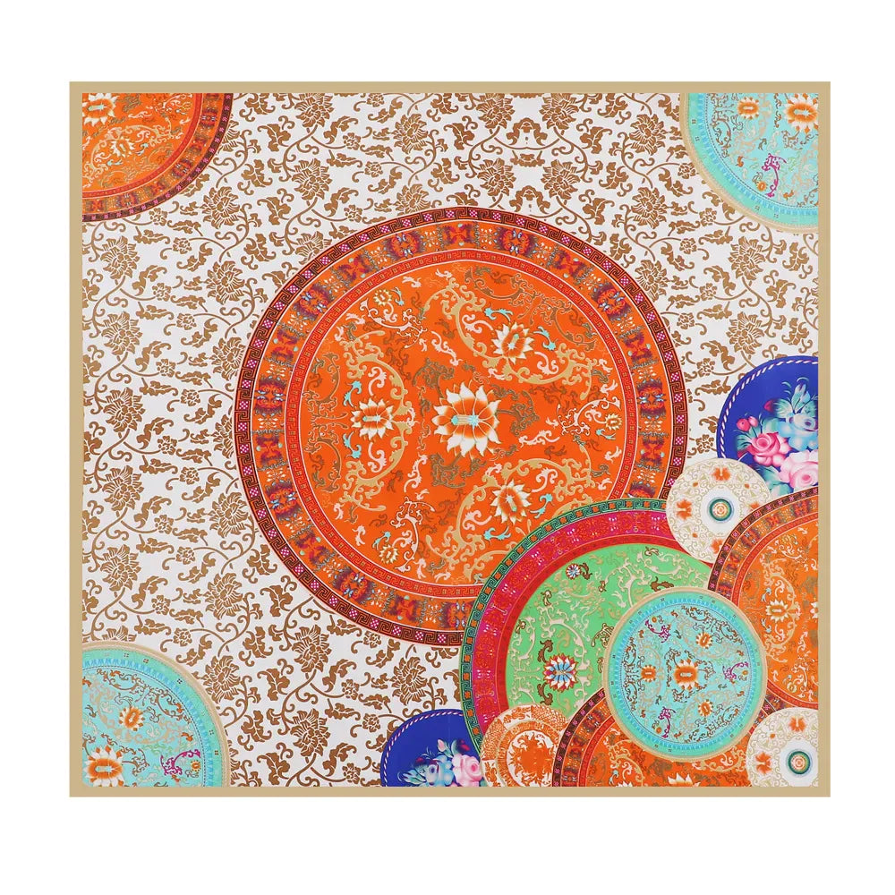 Pañoleta Soleá satinada para mujer con estampado barroco en tonos naranja, dorado, marfil y turquesa.