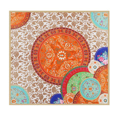 Pañoleta Soleá satinada para mujer con estampado barroco en tonos naranja, dorado, marfil y turquesa.