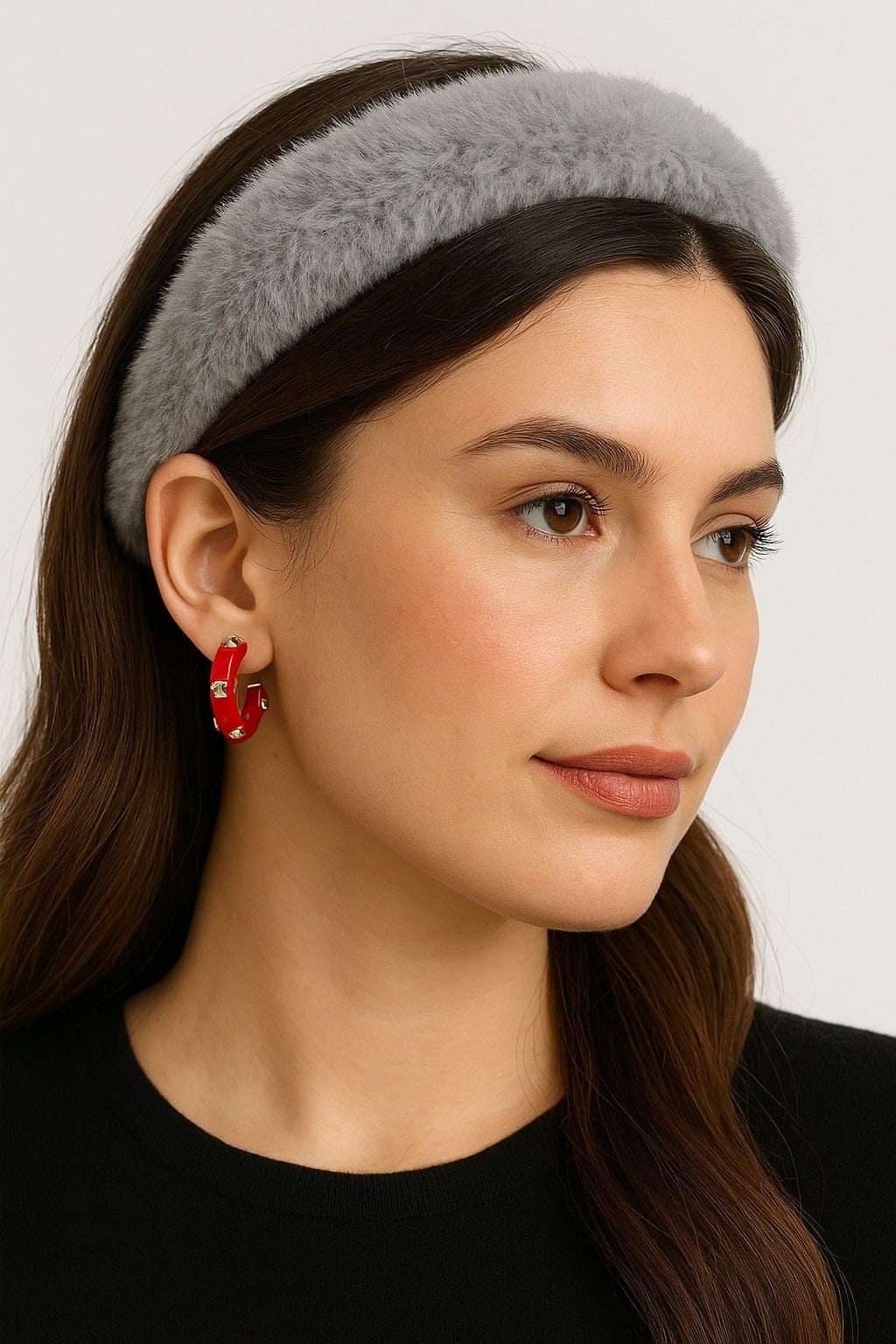 aretes hoops rojos modernos elevando look elegante mujer