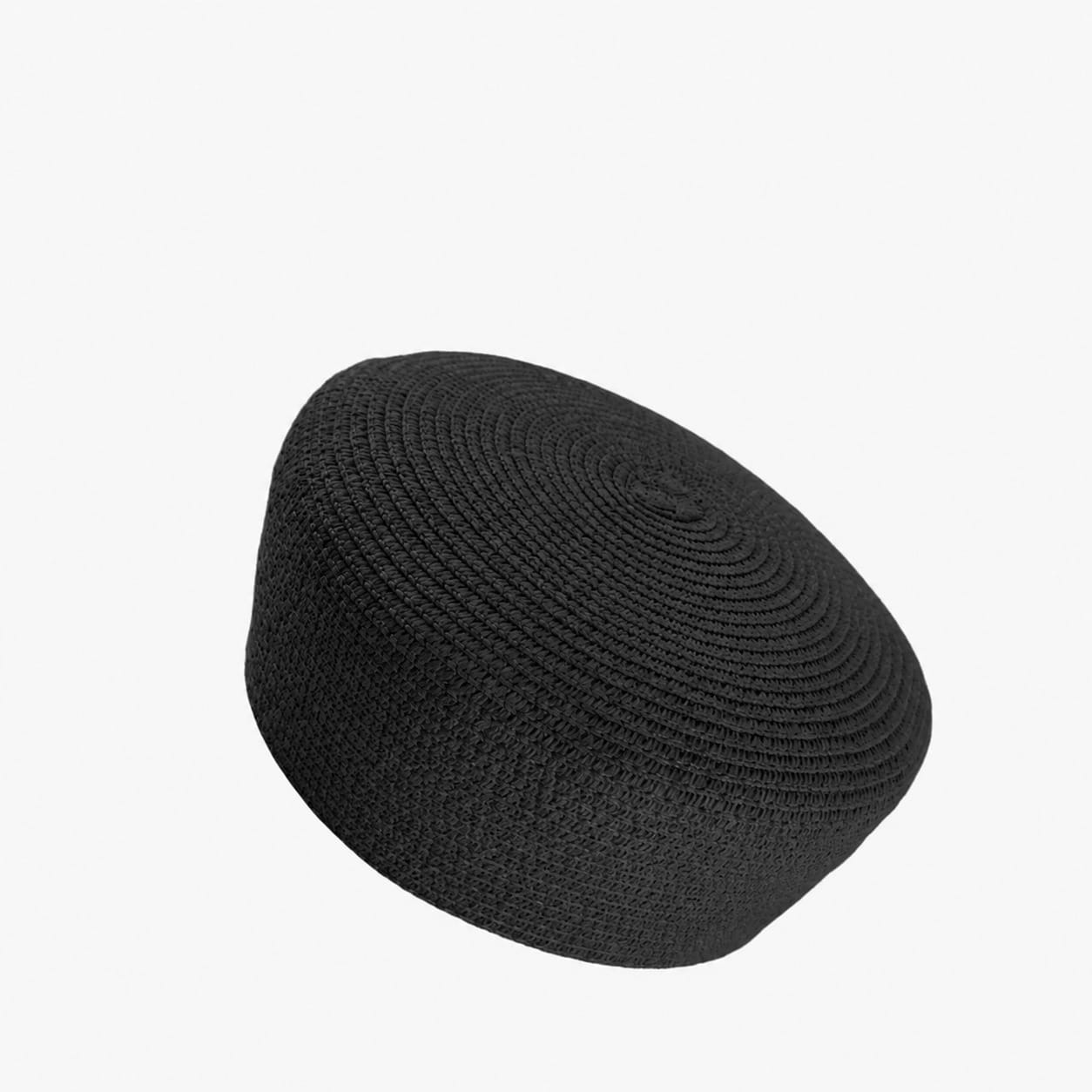 Sombrero Rustika estilo pillbox sin ala, de fibra natural trenzada en color negro, sobre fondo blanco