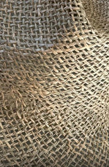 detalle de tejido abierto en pamela de playa de paja para mujer