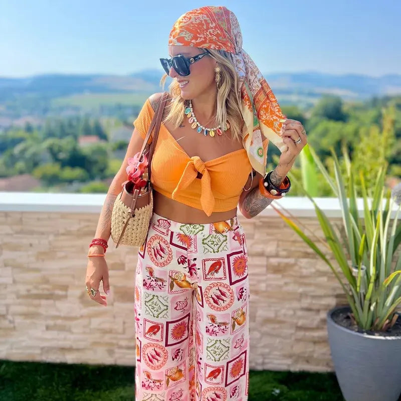 mujer usando pañoleta satinada mediterránea perfecta para look de playa, salida o exteriores super fashion 