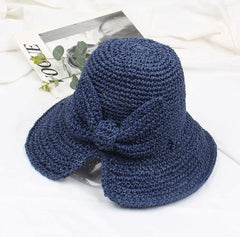 Sombrero tipo bucket playero color azul marino con detalle de lazo trasero tejido en papel reciclado.