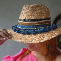 sombrero artesanal mujer con borlas azul indigo diseño elegante