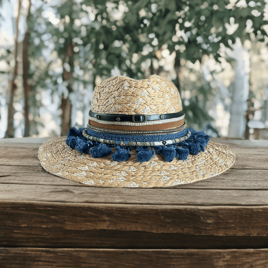 sombrero artesanal con borlas azul indigo look elegante mujer
