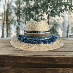sombrero artesanal con borlas azul indigo look elegante mujer