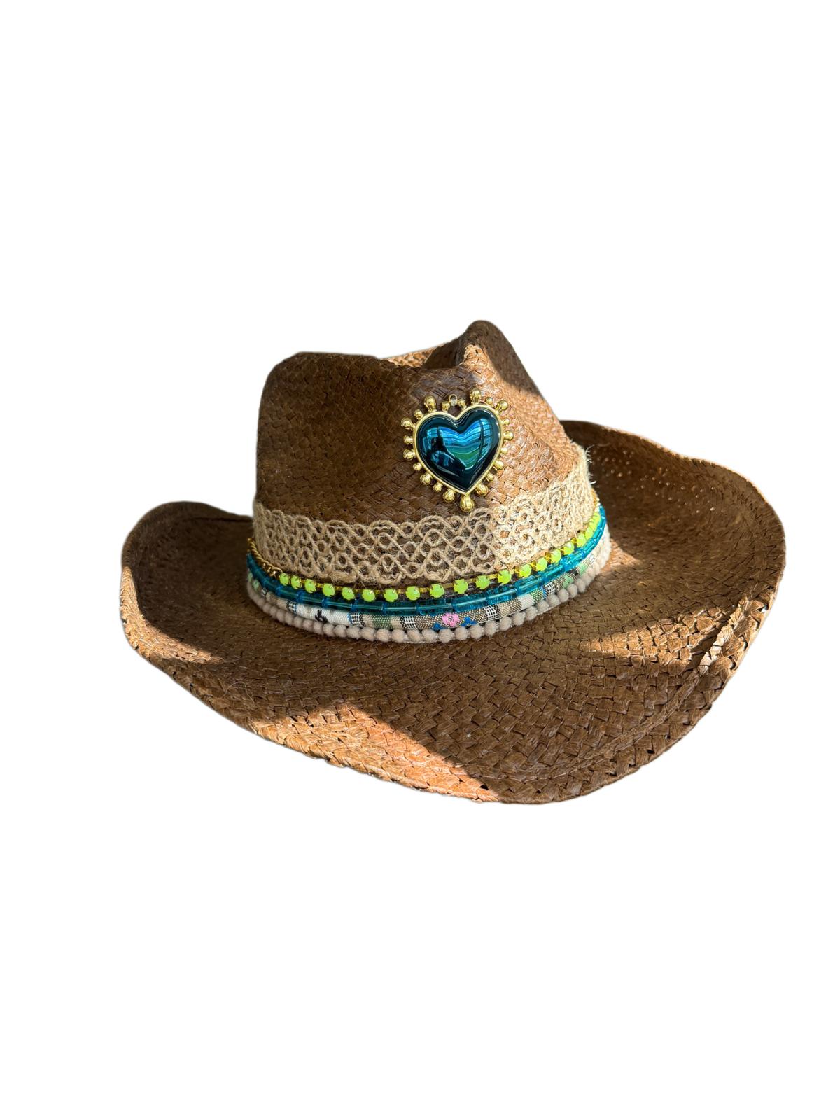 Descubre Mar Serena 💙, un sombrero artesanal en tonos tierra con detalles turquesa. Pieza única, elegante y hecha a mano por A la Braschi.