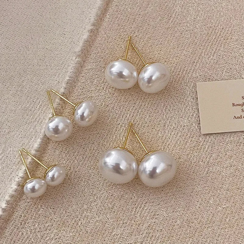 variedad joyeria de perla en base dorada estilo moderno mujer