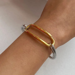 vinculo-pulsera-bicolor-dorada-plateada-en-muneca
ALT: Pulsera bicolor Vínculo dorada y plateada con eslabón orgánico lucida en la muñeca