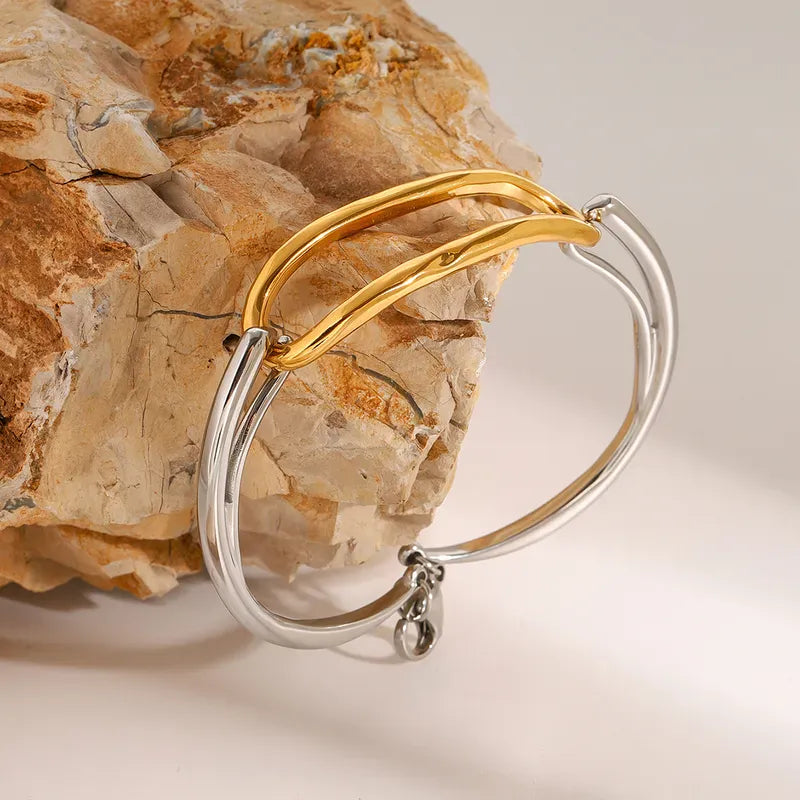 Detalle del eslabón orgánico dorado y estructura plateada de la pulsera Vínculo
