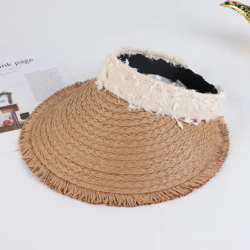 Visera Mare con cintillo beige y ala amplia para proteger del sol con estilo.