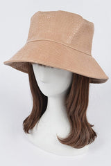Bucket Hat Croc Luxe color beige con textura efecto piel de cocodrilo para mujer.