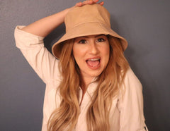 Modelo usando el Croc Luxe Bucket Hat efecto cocodrilo color beige combinando un estilo moderno y sofisticado.
